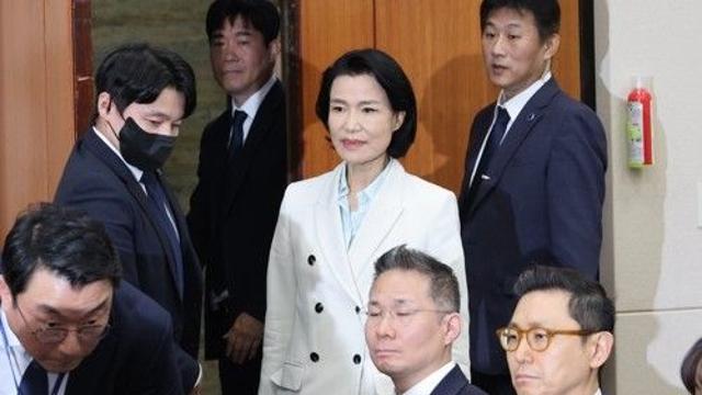 두 달 만에 국회 온 이진숙 