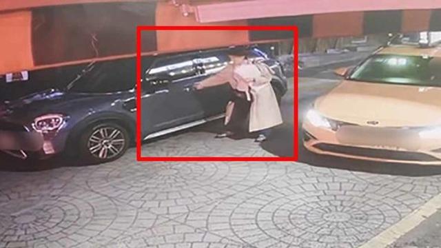 문다혜(문재인 전 대통령 딸)가 자기 차로 착각하고 남의 차를 열려고 하는 모습