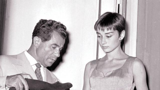 페라가모가 설계한 발레리나 슈즈를 신는다는 것 | 마리끌레르