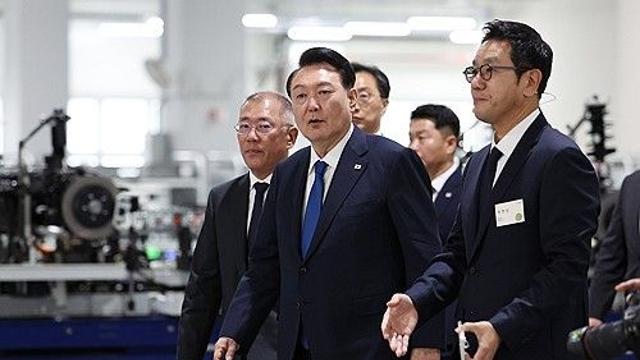 '컨베이어벨트 없는 車공장' 찾은 尹 