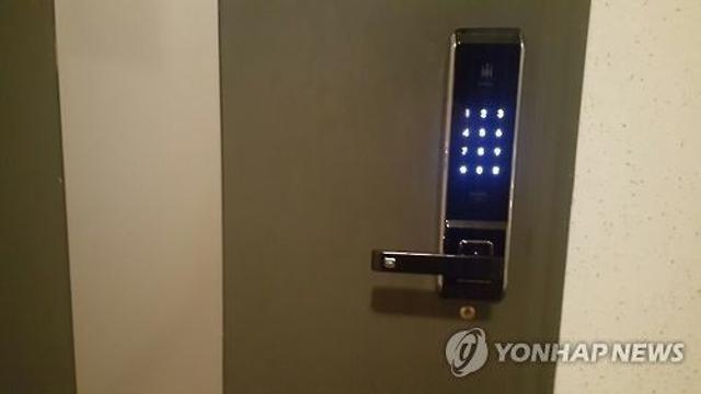 이웃 현관문 손잡이에 크림 발라…아파트서 행패 30대 체포