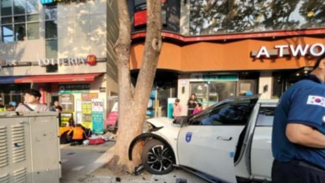 '쾅' 하고 택시가 인도로 돌진…학생 있던 정류장 덮쳐