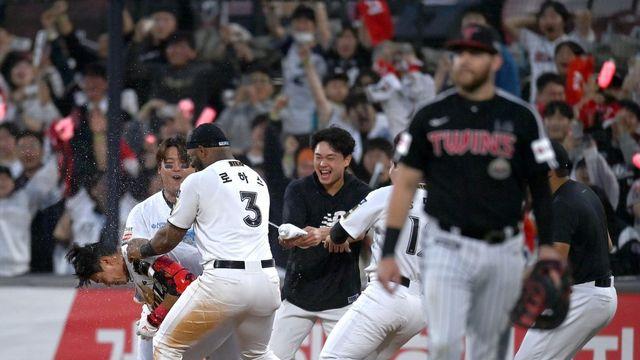 연장 11회 2사 만루서 터진 심우준의 끝내기 안타…0% 확률 뒤집기 노리는 KT의 질주는 계속된다.