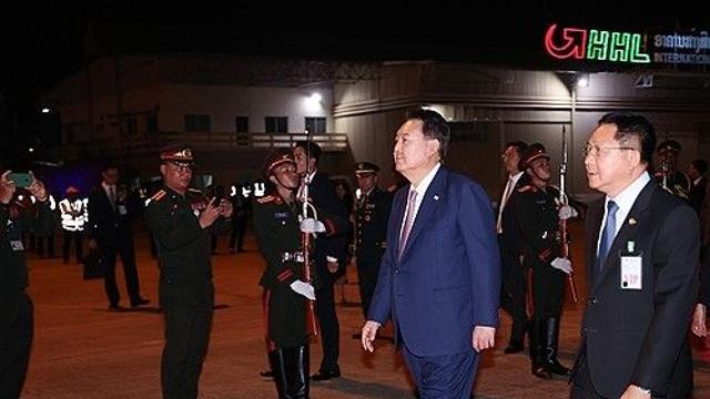 尹대통령, 라오스 도착…내일 아세안 정상회의 참석(종합)