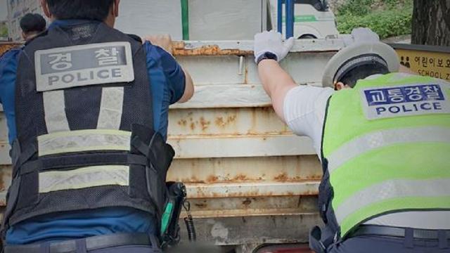 도로 위 멈춘 고장차량…슈퍼맨처럼 나타난 '경찰들' [기가車]
