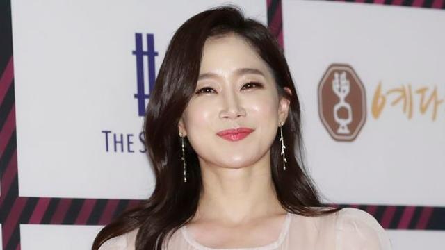 서프라이즈의 인기 배우 김하영 열애설 떴다… 상대는 두 살 연상 가수 (+정체)