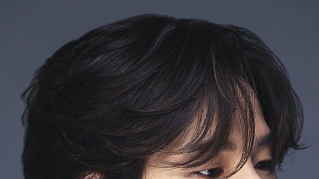 윤지온 