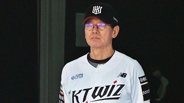 이강철 감독의 kt wiz, 베테랑 투수와 타자 포함 야구선수 11명 전격 방출