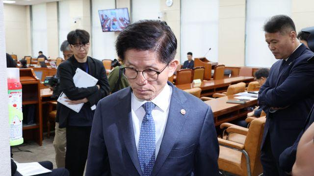 김문수, 고용부 국감 증인서 철회돼…강제 퇴장[2024국감]
