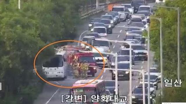 강변북로 달리던 버스 바퀴서 연기…탑승객 30명 대피