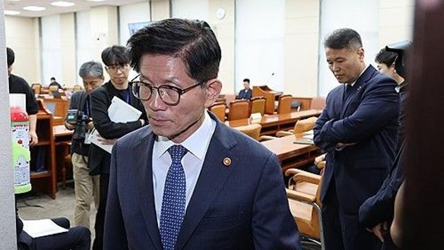 '역사관 논란' 속 퇴장명령 받은 김문수…