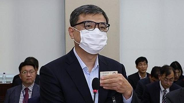 진실화해위 국장, 국감에도 마스크 쓰고 나왔다 퇴장 조치