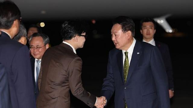 윤 대통령, 동남아 순방 귀국…한동훈, 마중 나와 '악수'