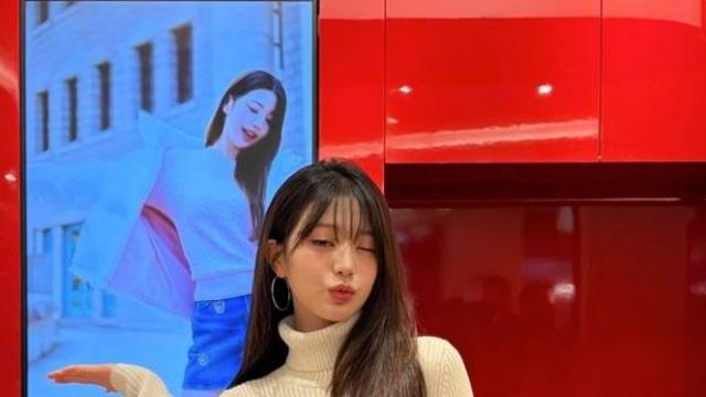 아이브 장원영, 미니스커트로 뽐낸 완벽한 뒷라인