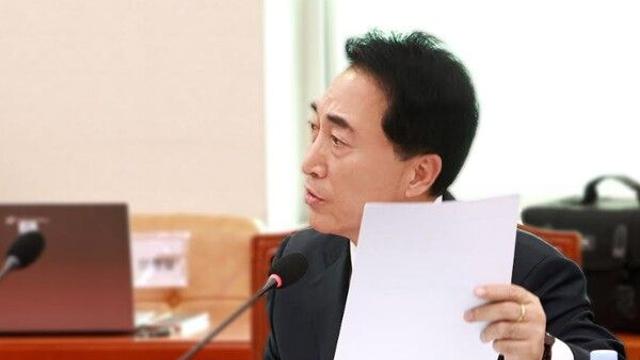 [2024국감_문체위] 박수현 의원 “궁궐에서 친구랑 같이 한복입고 휴대폰·DSLR로 사진 찍으면 규정 위반?”
