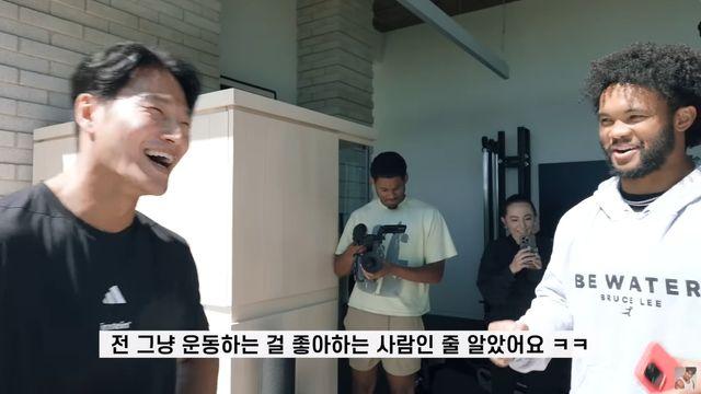한국계 미식축구 스타, '가수' 김종국에 