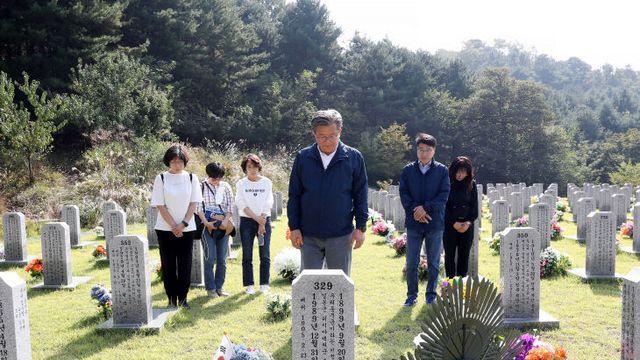 [사진 뉴스] 정용래 유성구청장, 황운정 애국지사 묘역 참배