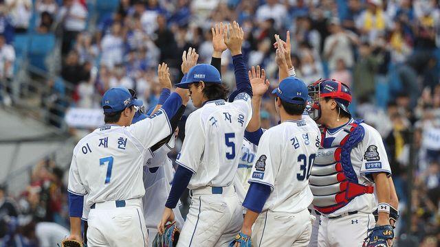 홈런 3방·선발전원안타 삼성, LG 마운드 맹폭… PO 1차전서 10-4 승리