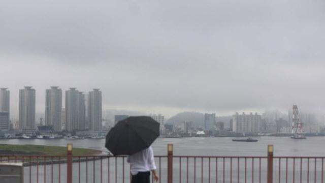 “우산 챙기세요”…강원 일부·충청·남부 오후부터 비 소식[내일날씨]