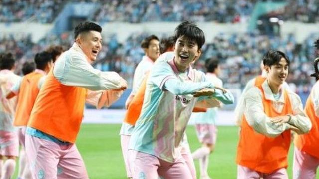 임영웅, 축구장 누벼 팬들과 잊지 못할 추억 만들어 