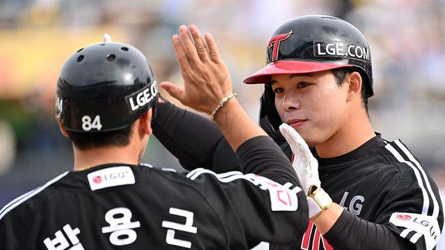 '공포의 9번타자' 문성주 햄스트링 통증 호소…LG 공격 야구에 제동 걸릴까 [PO2]