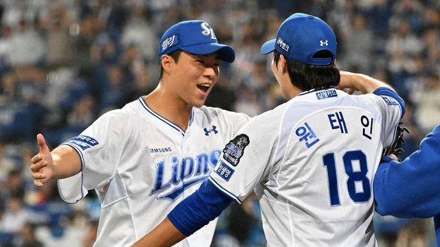 '멱살 잡혔던 그 투수' 김윤수, 오스틴 또 잡았다! '타점왕 전담 킬러' 존재감 폭발…152km 강속구 '쾅'→만루 위기 탈출→원태인 격한 포옹 [PO2]