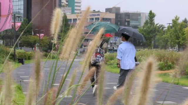 “출근길 우산 준비하세요”…전국 가을비 소식[내일날씨]