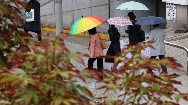[오늘의 날씨] “우산 챙기세요”···전국 흐리고 가을비