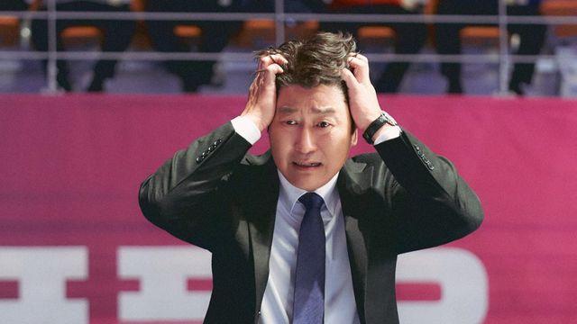 ‘1승’ 송강호, 백전백패 배구 감독 변신…“우리 모두와 닮아”