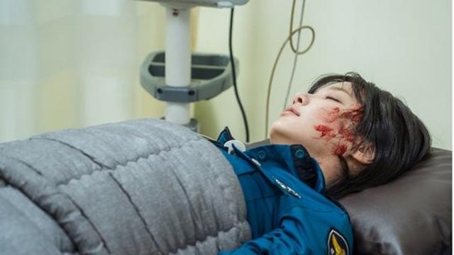 연우, 피투성이에 의식 잃고 병원에…위기에 '부녀 비밀' 밝혀지나 (개소리)