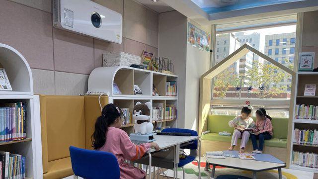 도서관서 강아지 로봇이 어린이 독서 돕는다