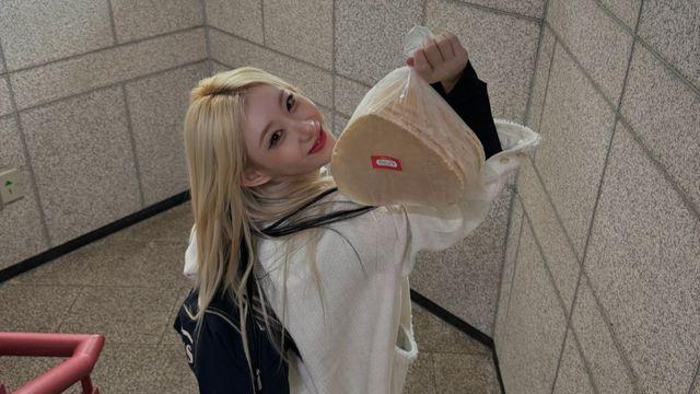 있지 채령, 편안하면서도 트렌디한 '빵덕후 룩'…러블리한 여친짤 생성