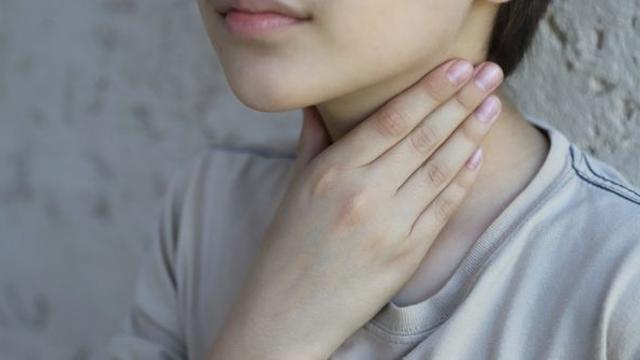 목 주변에 딱딱한 멍울이 만져진다면 '이 부위'에 염증 생겼다는 신호