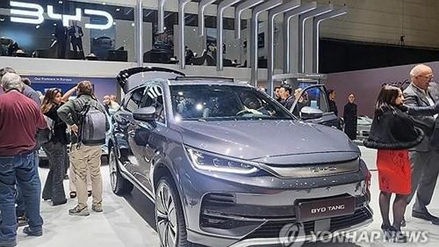 中 전기차업체 BYD, 분기 매출 처음으로 美 테슬라 제쳐