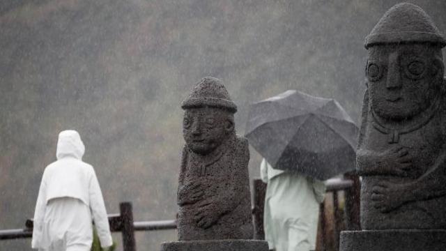 [내일 날씨] 태풍 '콩레이' 여파… 전국 흐리고 남부는 비