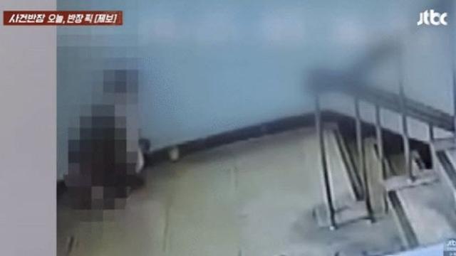 건물 CCTV에 찍힌 ‘충격’ 장면…부부가 나란히 “노상방뇨 하자”