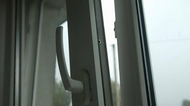 집 문 잠겨 창문으로 들어가려다...건물 외벽서 50대 남성 추락