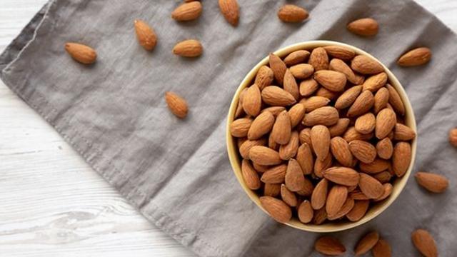 힘들게 운동해 키운 근육 지키려면, 매일 '아몬드' 드세요