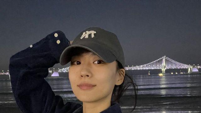 밤바다를 물들이는 이이담, 편안하면서도 세련된 '야간 캐주얼'룩