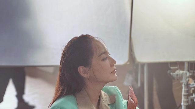 유진, 민트 컬러 수트로 선보인 세련미…'요정 비주얼' 그대로