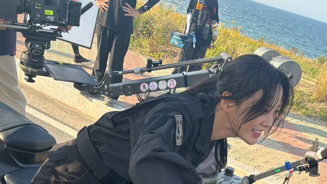'취하는 로맨스' 김세정, 바이크룩부터 캐주얼룩까지 드라마 촬영장에서 선보인 팔색조 매력