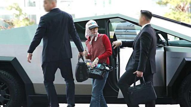 레전드 차량 등장에 현장 발칵… 지드래곤, 공항에 '이 차' 타고 나타 났다 (+자동차 정체)