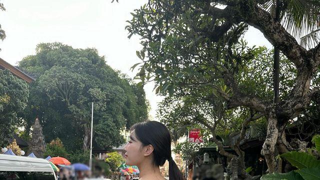 이미주, 오프숄더로 드러낸 여신미…청바지로 완성한 '청순+세련' 뒤태 매력