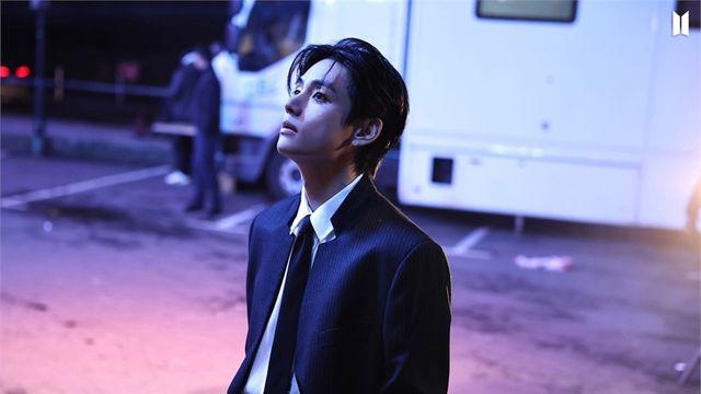 [BTS News] 방탄소년단 뷔, 글로벌 팝스타와 협업 없이 오롯이 이뤘다...스포티파이 총 38억 스트리밍