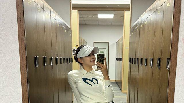 문정현, 클래식한 라운드룩으로 완성한 '가을 필드 여신'…세련미 가득