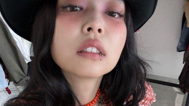 제니, 윈터가 입술에 올린 그것!