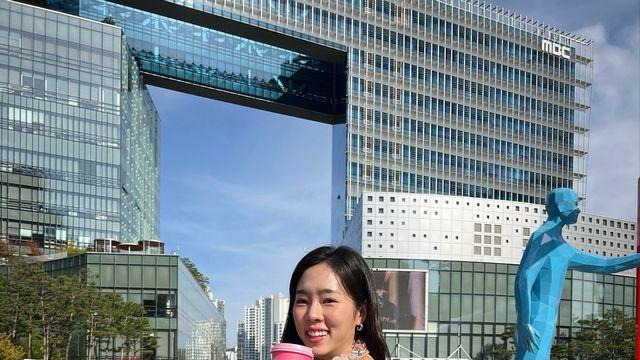 노윤주, 우아한 가을 룩으로 '심플 시크' 완성…커피 한 잔의 여유