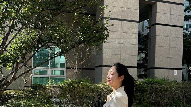 최희, 블루 플랫 슈즈로 포인트를 준 감각적인 스타일링