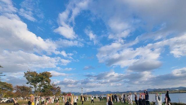 가을 캠핑과 함께 요가 즐기러 밀양행 어때?