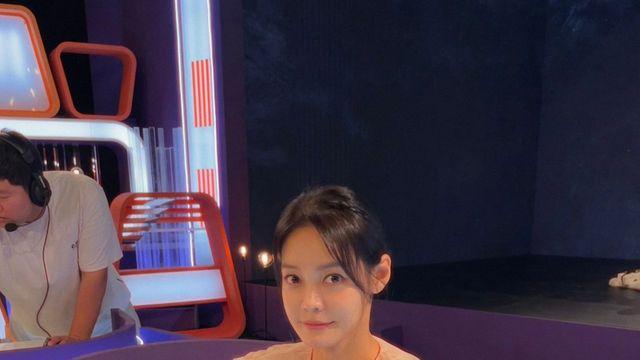 안현모, 하늘하늘한 러플 블라우스로 완성한 청순 매력